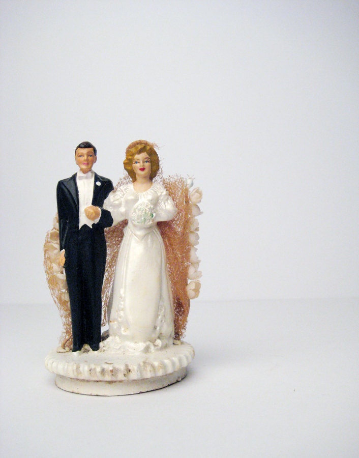 Vintage Wedding Cake Topper 40s 50s   / Vintage Bride and Groom / vintage wedding