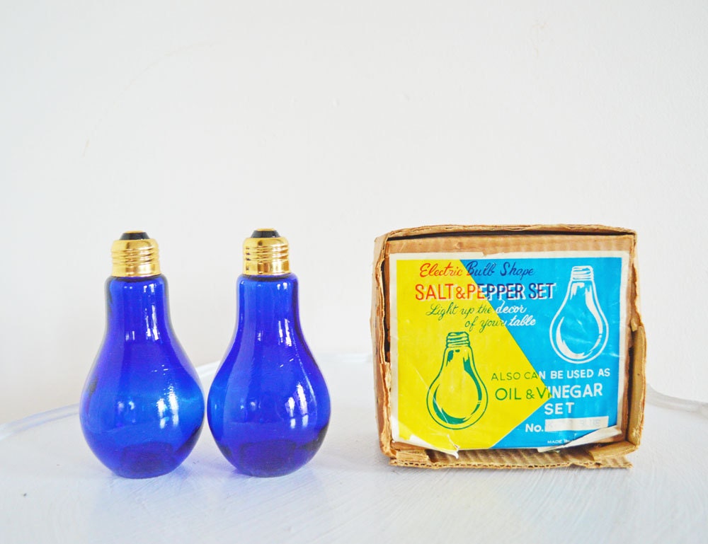 Mid Century Vintage Light Bulb Salt Pepper Shakers Original Box Cobalt Blue Oil Vinegar Set Cruet Quirky Home Decor Retro Kitchen Hostess