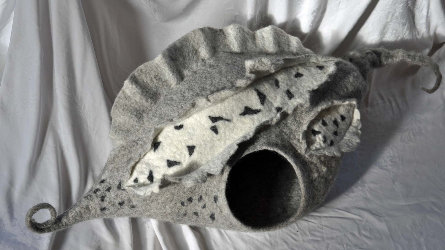 Masterpiece cat cave "sea shell"