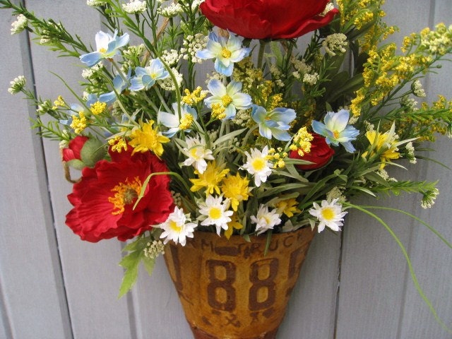 Summer Wreath, Farmhouse Decor, Rustic Texas Farm Truck License Plate Floral Arrangement, Wildflower Door Wreath Alternative