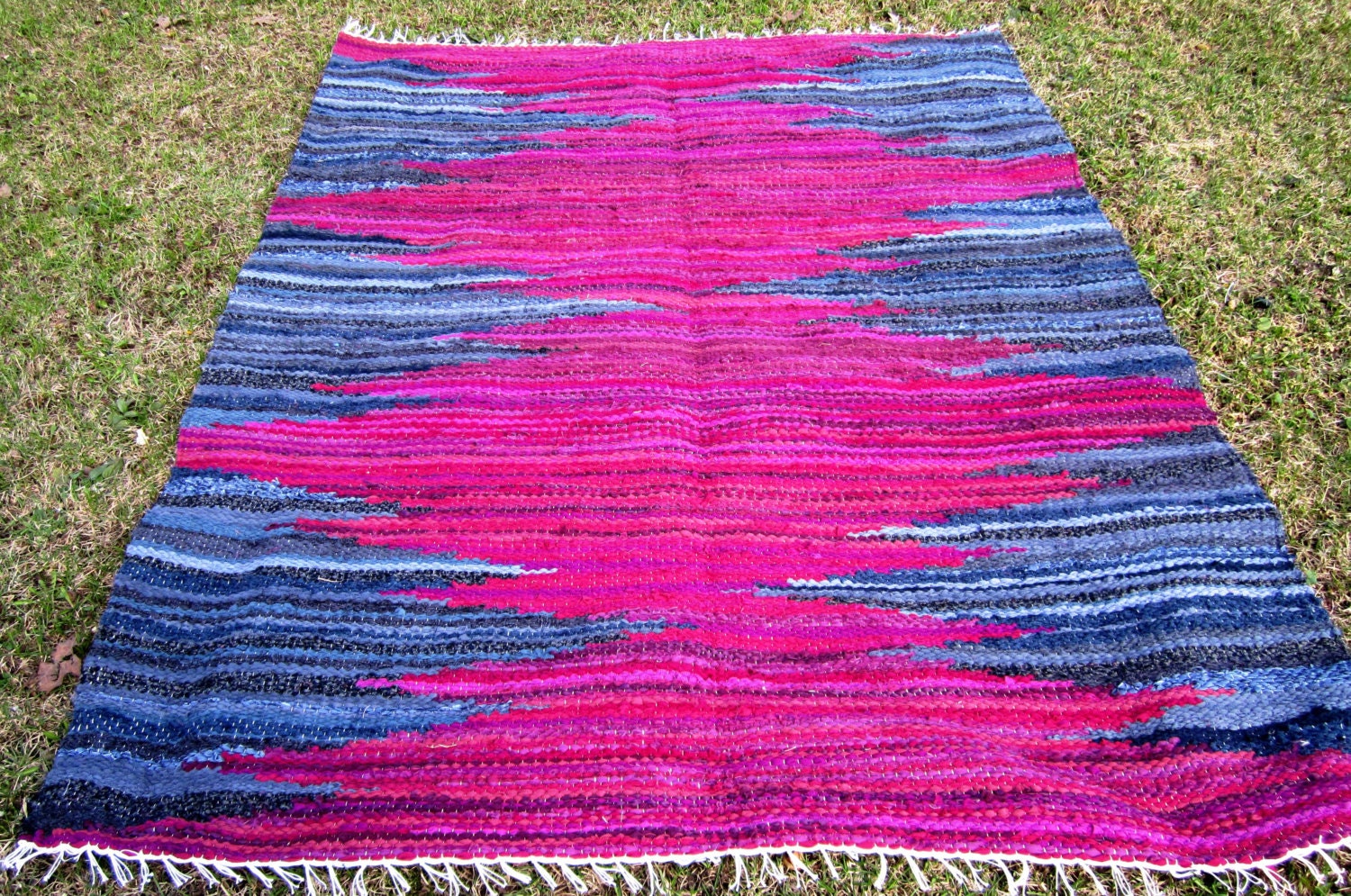 Handwoven rag rug -4.59' x 6' Zig zag deep pink and grey, ready for sale