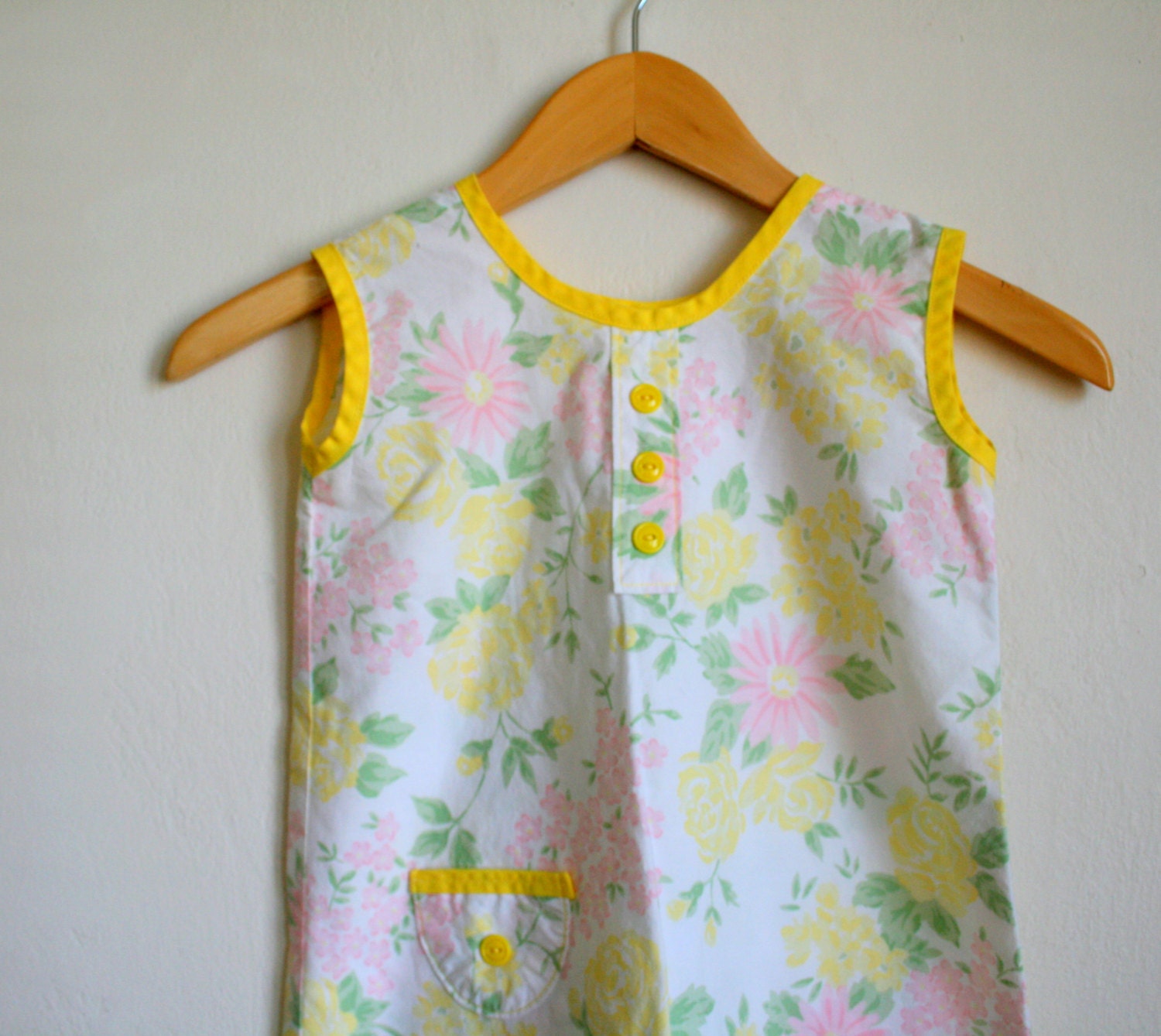 Vintage FLORAL PEASANT Girls Dress....size 6 girls....vintage handmade. floral dress. girls. kids. children. spring. summer. cotton sundress