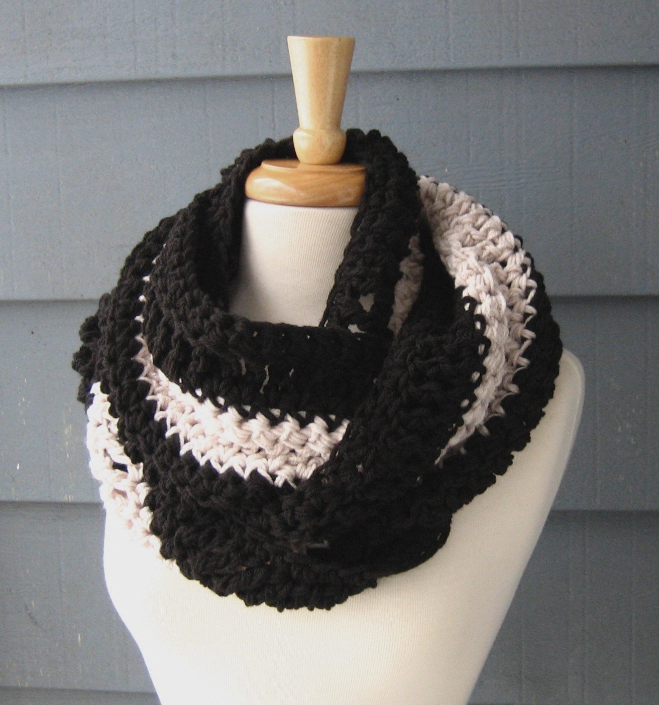 ALLYSON - Chunky Infinity Scarf, Cowl, Neckwarmer, Unisex, by ArtsyCrochet - Black/Linen