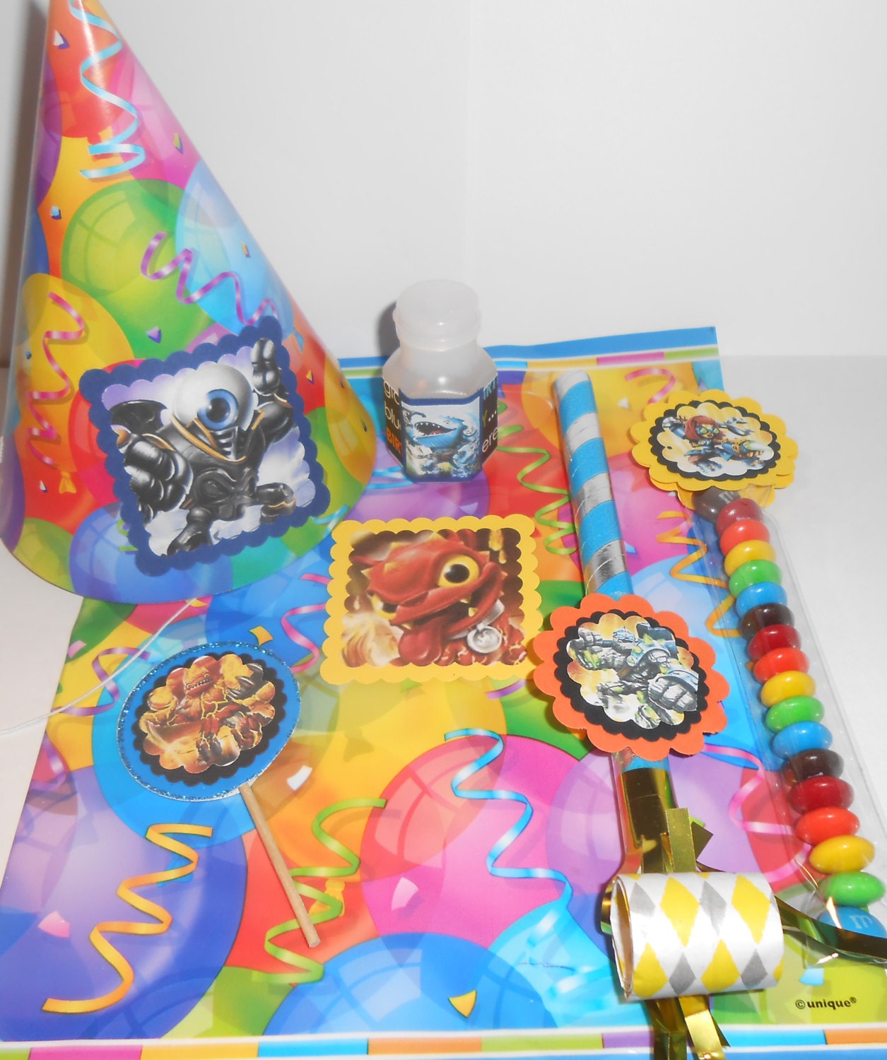 16 SKYLANDERS giants kid party pack goody bag candy favors-hats-bags-cupcake toppers-bubbles-blowout toy
