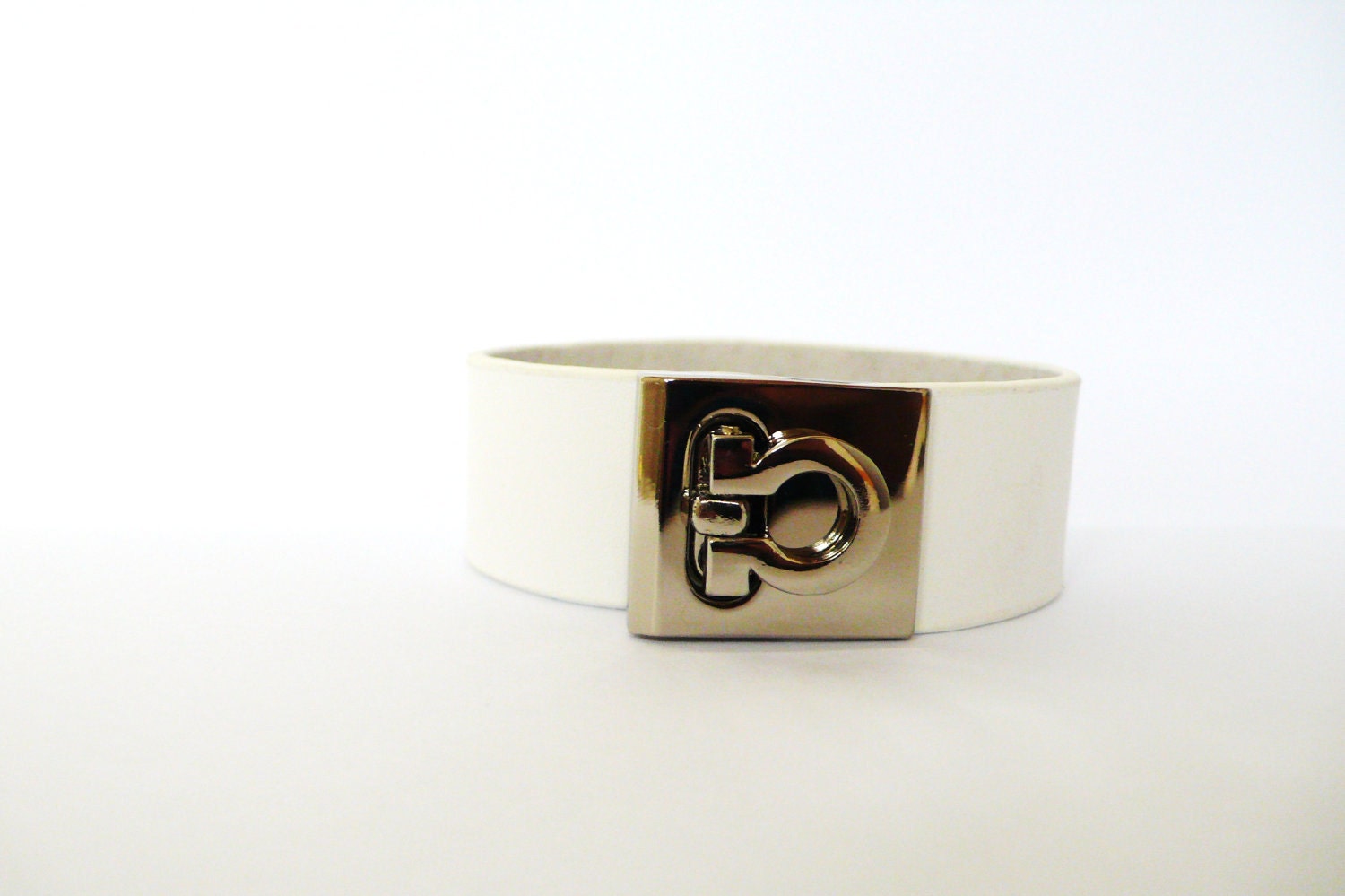 White Leather Turnlock Bracelet