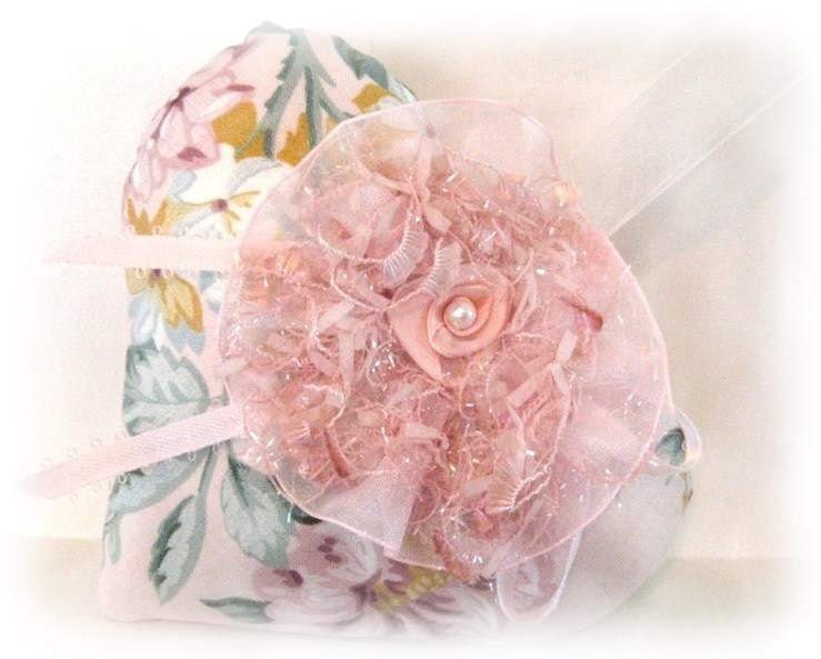 Sachet HEART, Country Cottage Chic, PINK FLORAL, Lavender Buds, Prim Primitive Cloth Handmade CharlotteStyle Decorative Folk Art