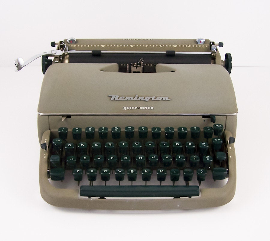 Vintage Remingtion Quiet Riter Miracle Tab Typewriter with Carrying Case