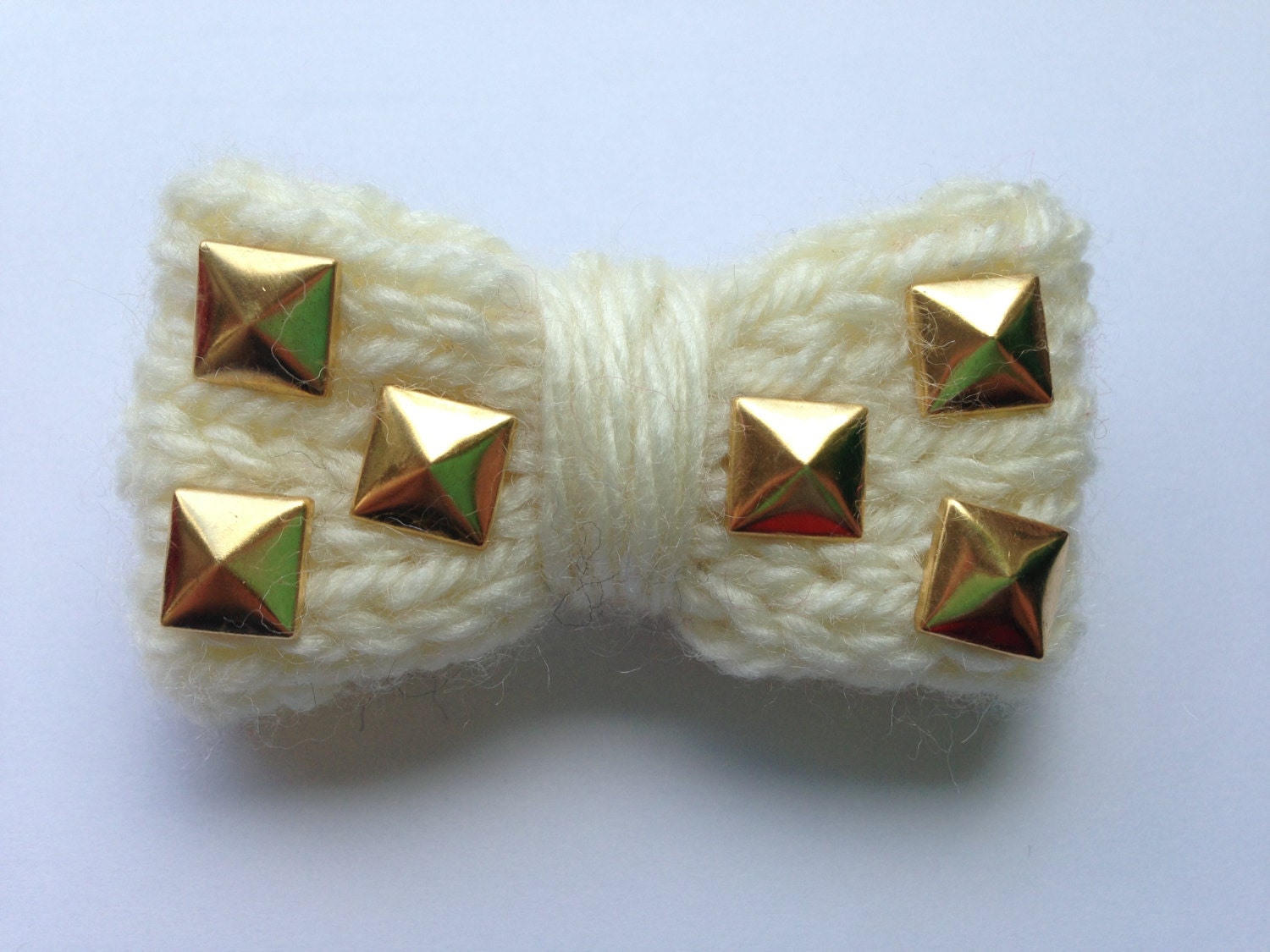 Pyramid stud bow brooch in cream