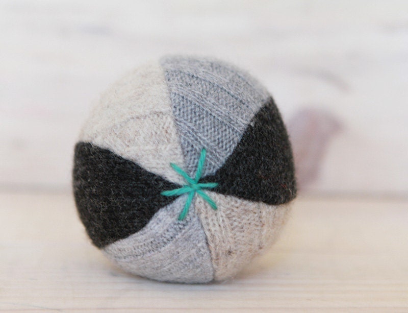 medium upcycled wool ball. yellow, white and raspberry - balle de laine récupérée. jaune, fuschia et framboise