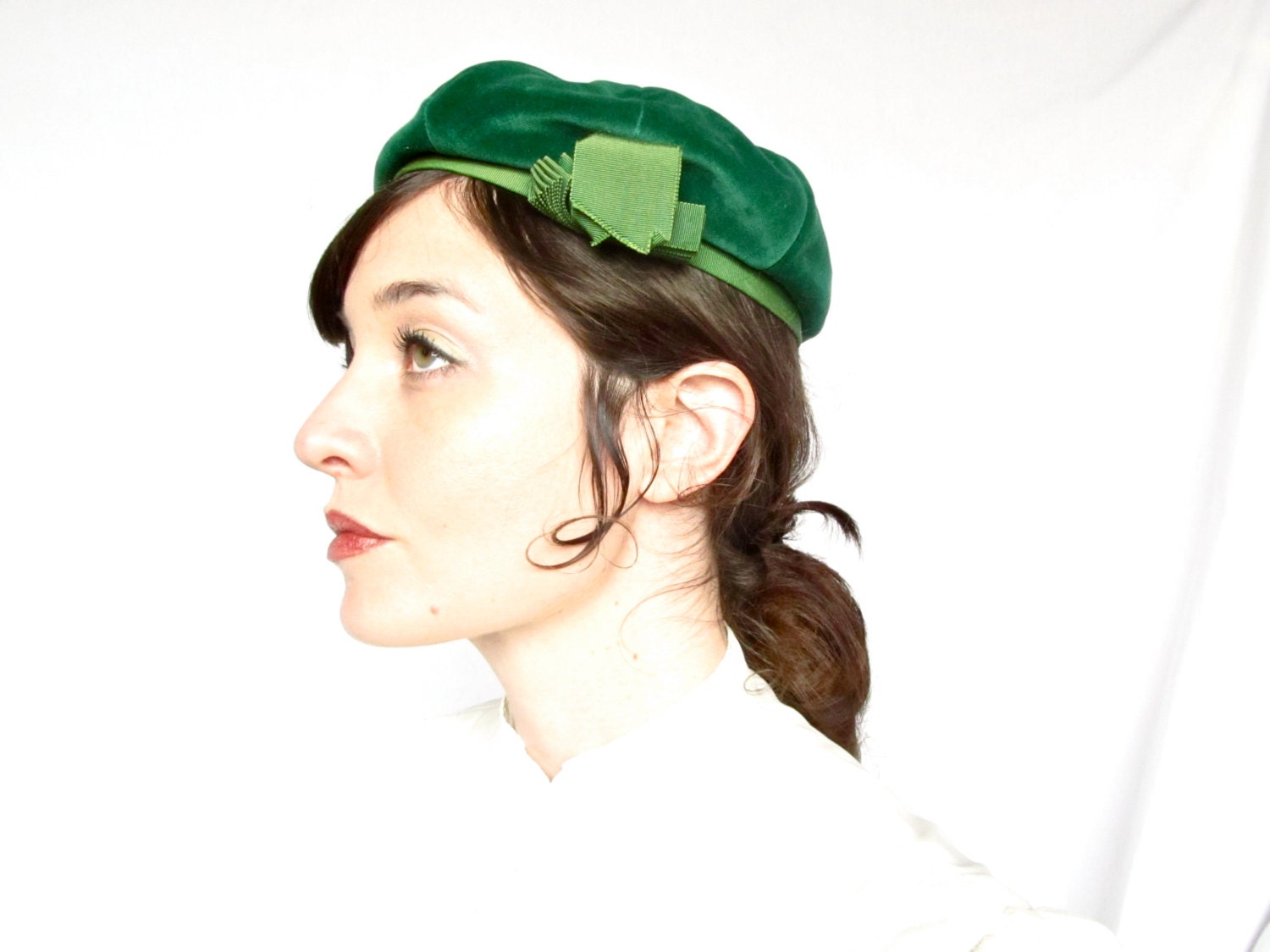 Vintage 1960s Emerald Green Velvet Beret