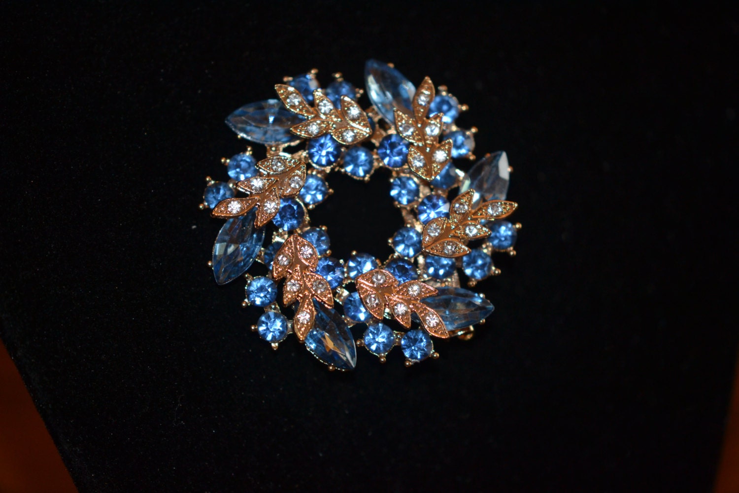 Montana Blue Wreath Brooch