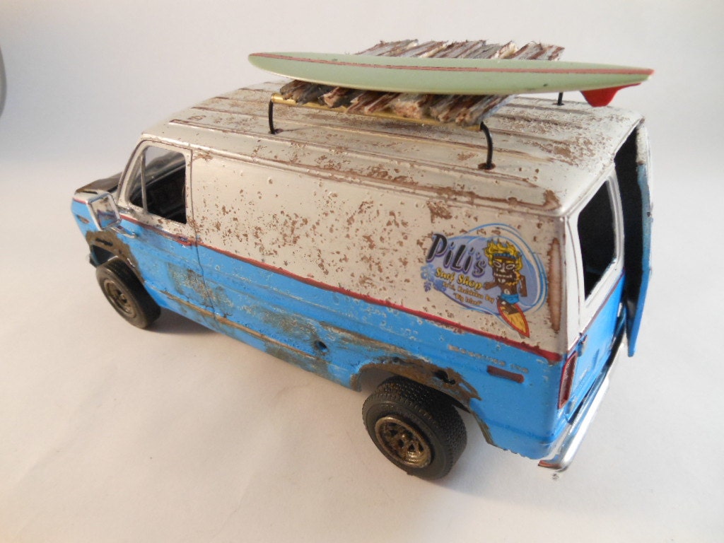 Ford Surfing van 1/24 scale model car in blue and white