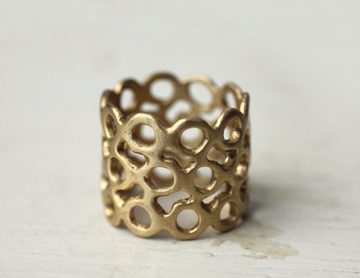 Rustic wedding band. 18k gold. Moroccan loopy circles. Nascha.