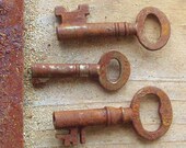 3 antique English little skeleton rusty keys in aged iron