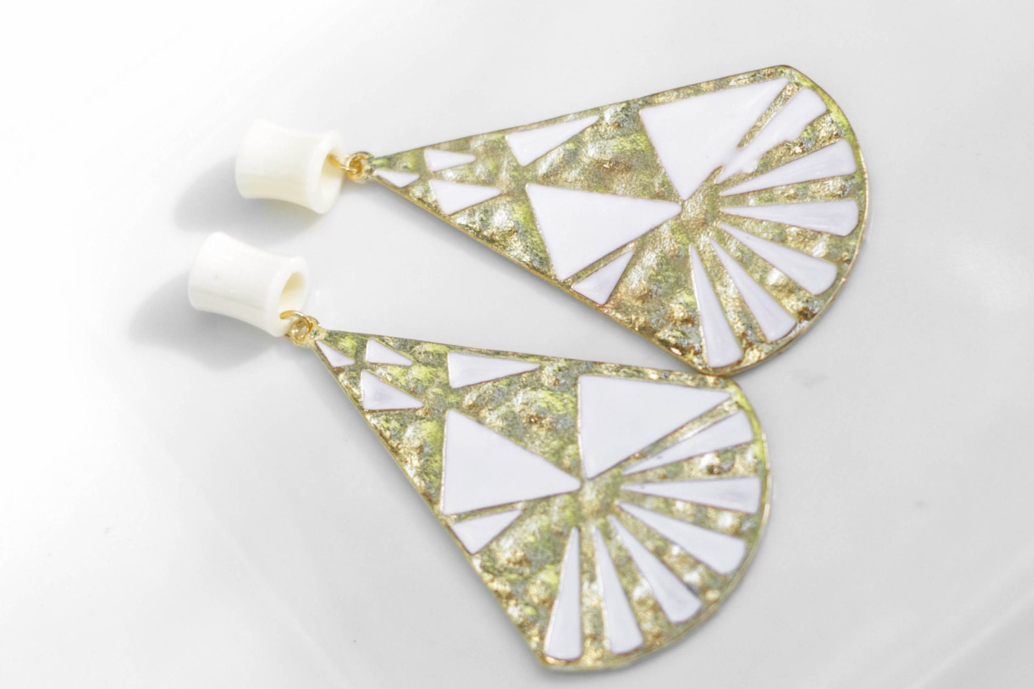 4g-5/8" Gold and white Art Deco Dangle Plugs Tunnels