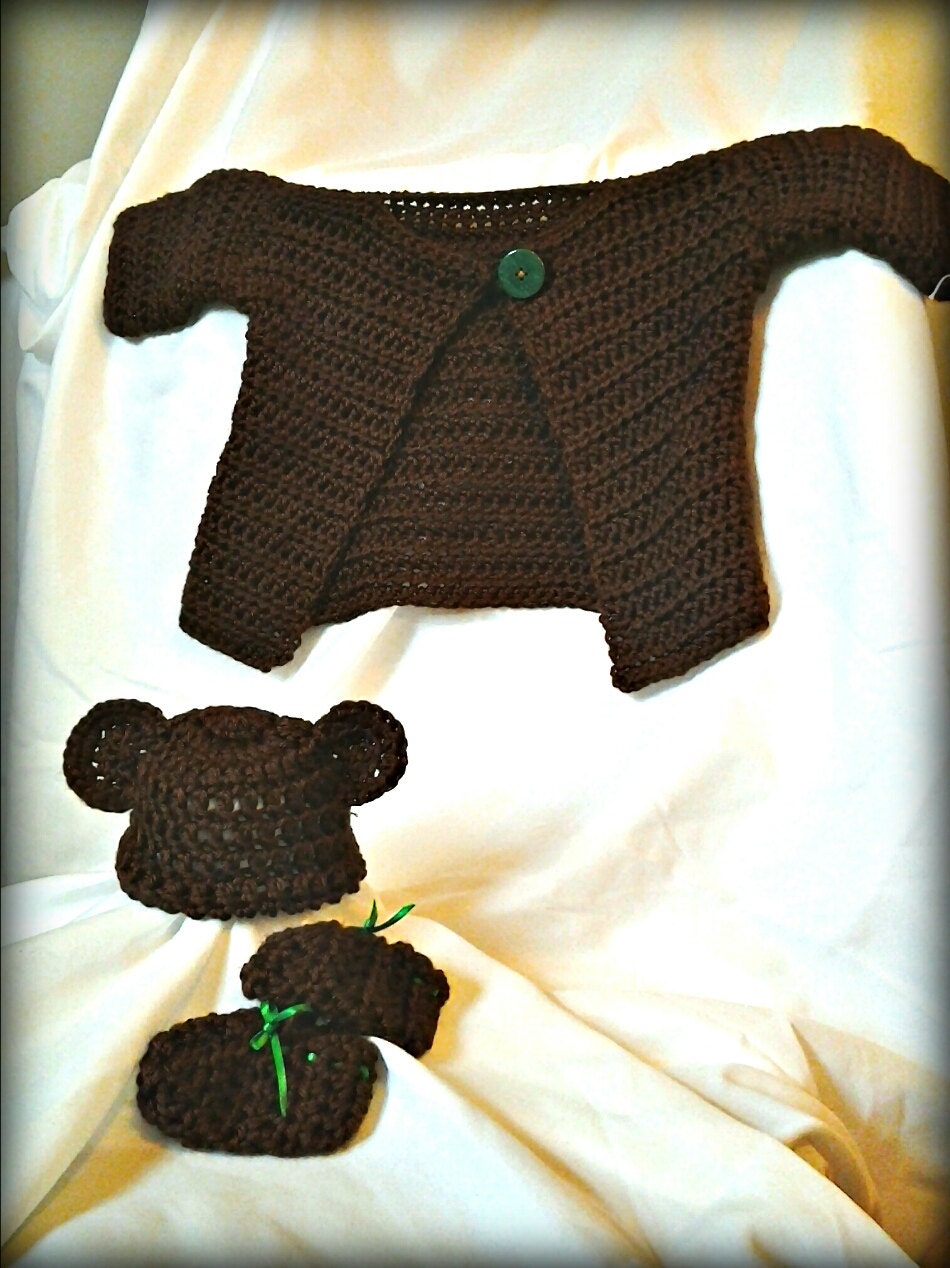 Little teddy bear baby set. Cardigan, hat and booties.