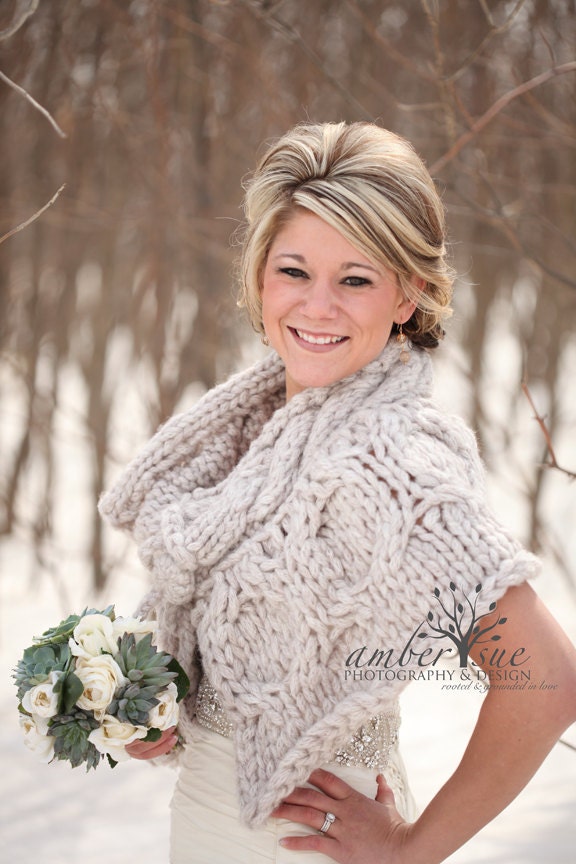 LA LUNA - Custom Order - Hand Knitted Capelet / Cable Knit Capelet / Cable Knit Shawl / Thick Capelet / Stand up Collar / Crochet Button