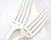 Mr and Mrs table setting wedding forks. Handstamped forks for wedding gift, engagement gift. By MilkandHoneyLuxuries