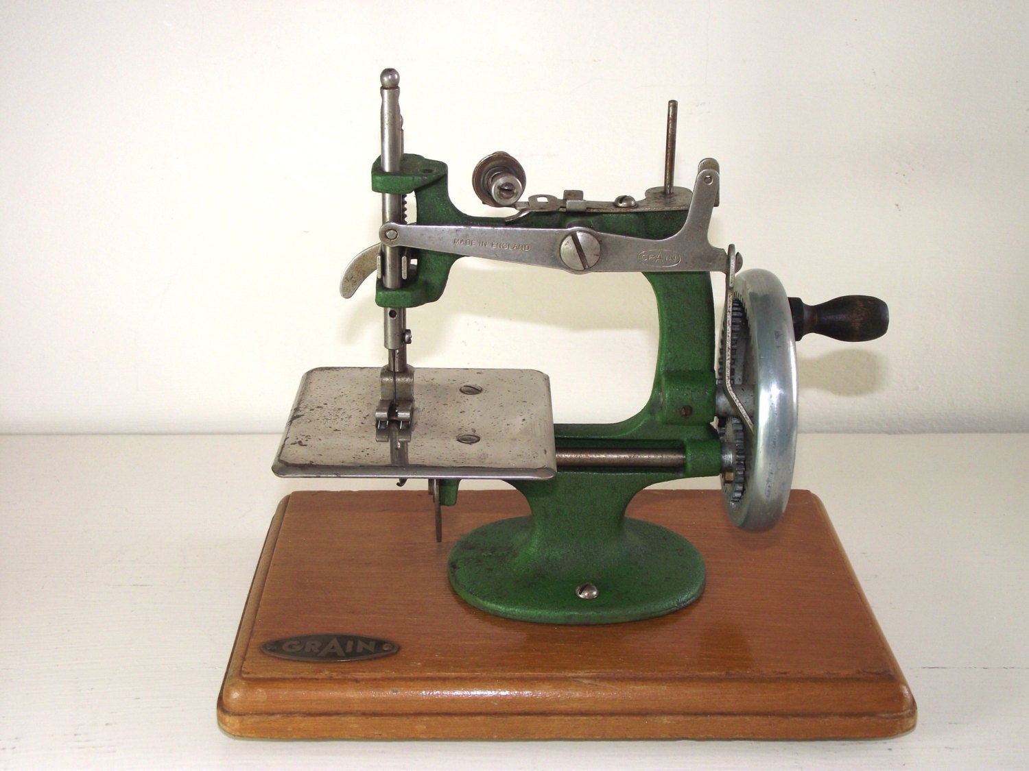 1950's Vintage Child's Sewing Machine. Working. British.