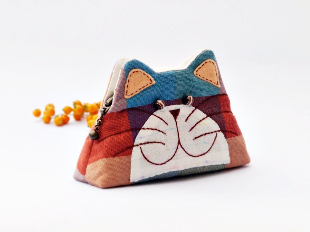 Cat purse / Hand embroidery / Pencil bag / Cosmetic bag / Zipper purse/ Gift bag / Bag zippered - Made to order