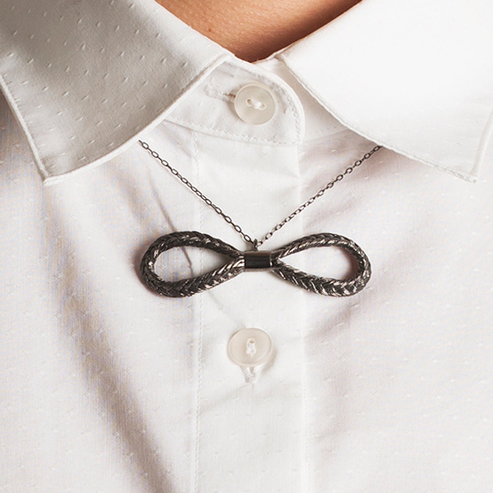 Magnitude Plait - Fishbone - bow pendant (black)