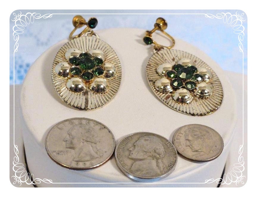 Oval Radiating Flower w Green Rhinestones Vintage Earrings   E2101a-08051200