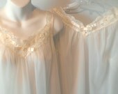 Vintage Womens Night Gown and Robe Size XS / SMALL / MED