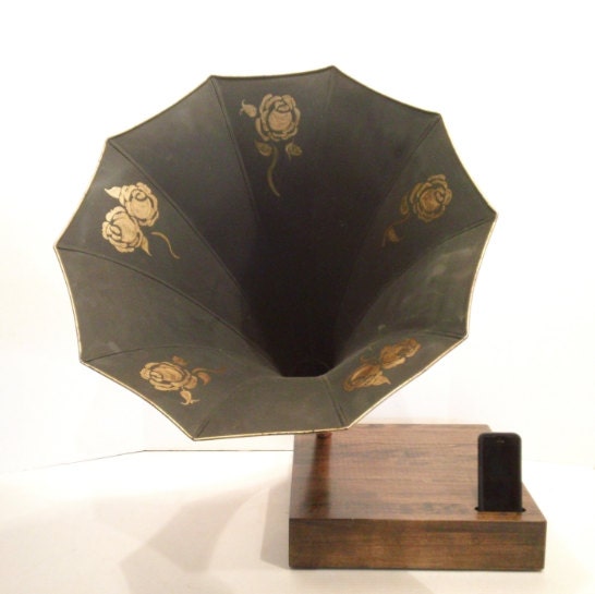 Acoustic  iPhone Speaker Dock w/ Antique Phonograph Horn