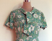 1960's summer dress / 60's floral dress / vintage day dress. Tie collar. Daisy print. Green dress. Metal zip. Mad Men fashion. XLarge