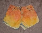 Vintage high waisted Levi shorts- yellow/orange size 8-10