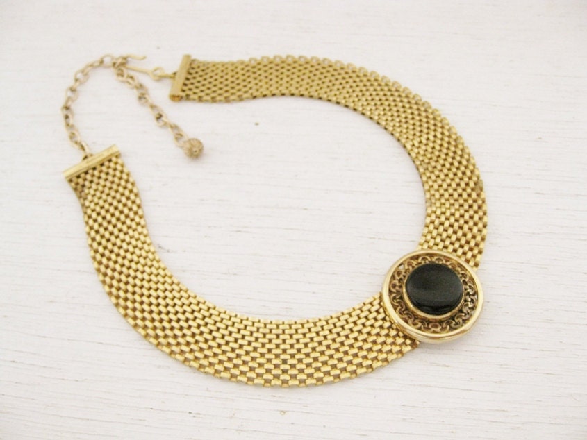 Mesh bib gold necklace. Jet stone/ajustable. DINNER COCKTAIL ATTIRE.