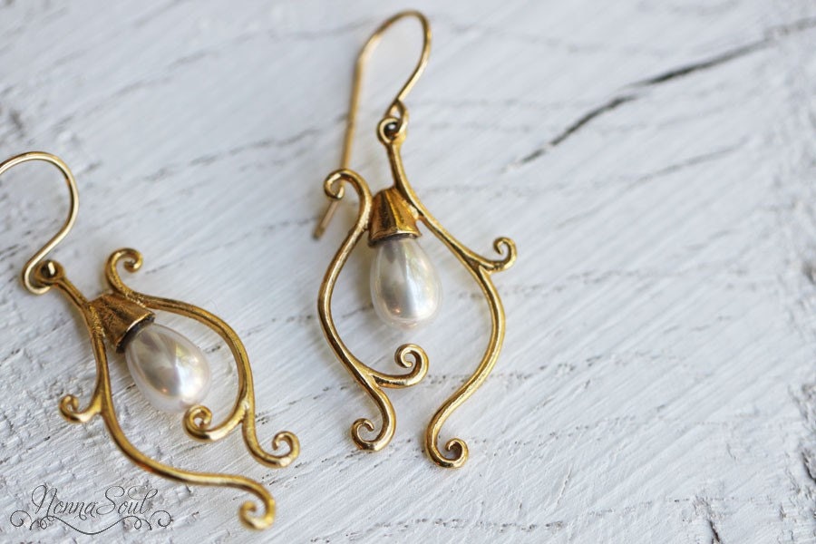Candelabrum earrings with white majorca pearl, Gold pearl earrings, Bridal earrings, Vintage earrings, Bridesmaid gift