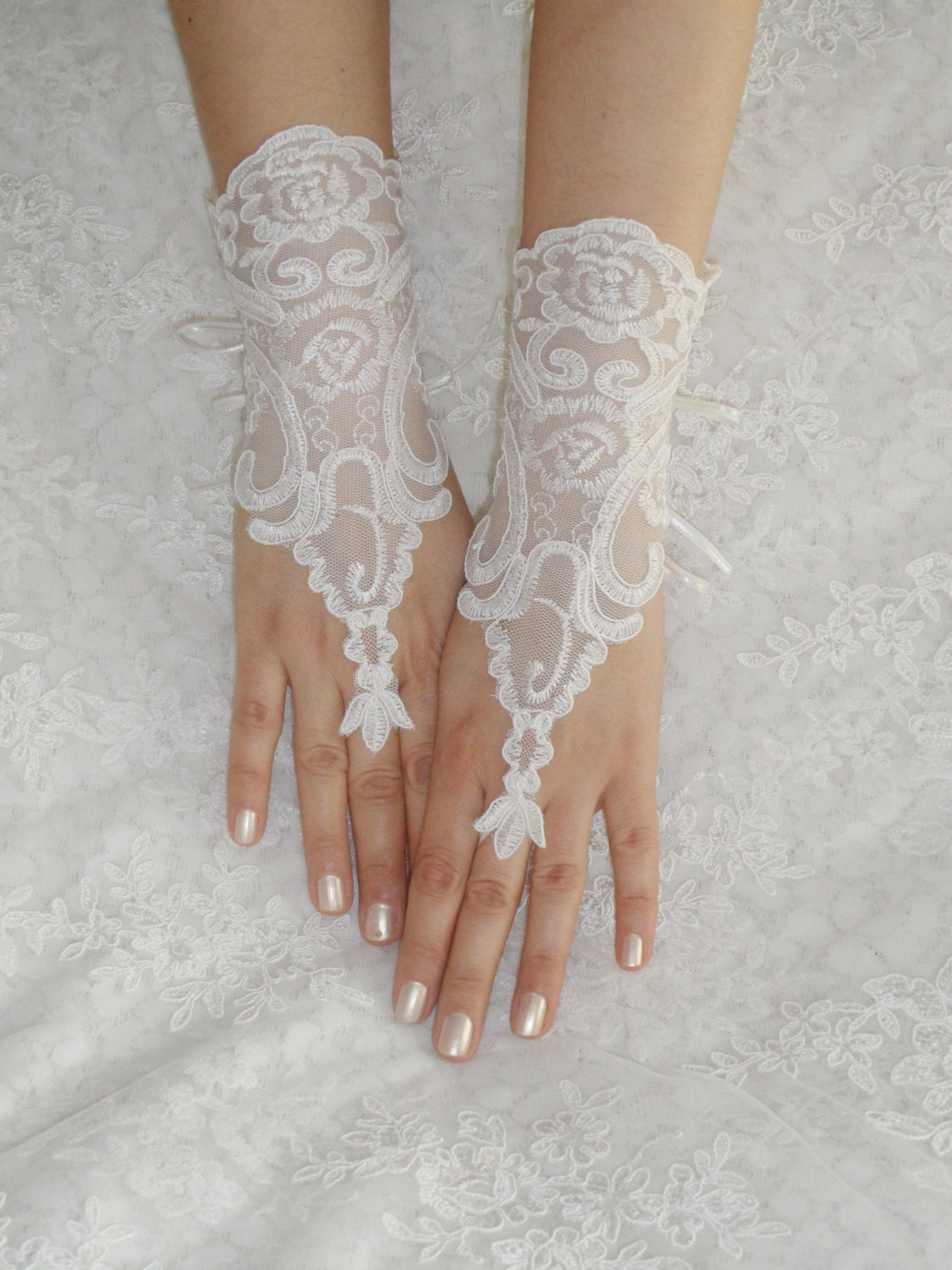 FREE SHIP, Wedding Gloves, lace gloves, Fingerless Gloves, champagne lace gloves, cuff wedding bride, bridal gloves
