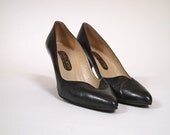 Vintage 1980s black leather stiletto heels with pointed toe and v detail by Roland Cartier size 4.5