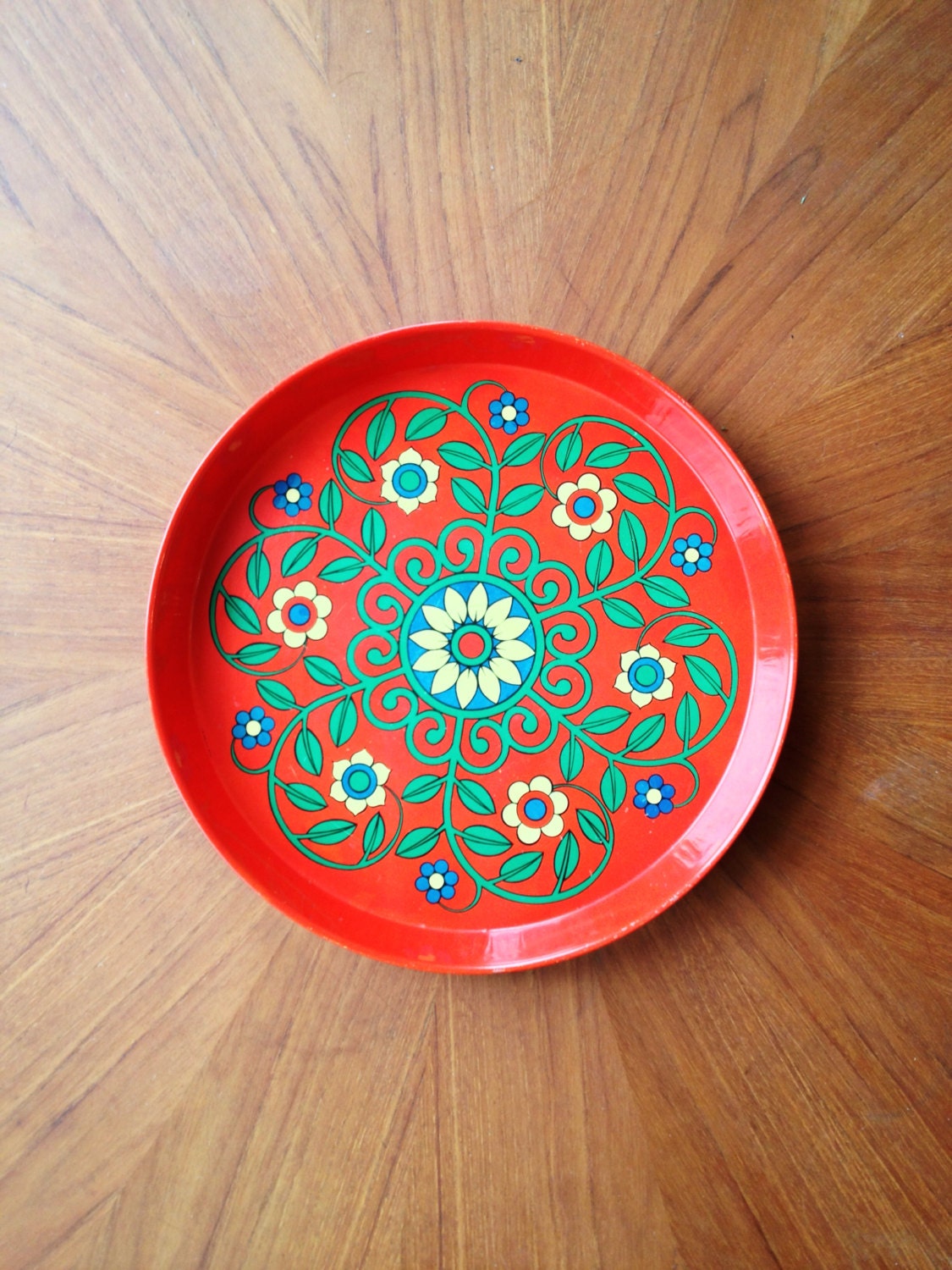 Red metal tray with geometric flower pattern in yellow and green - 60s or 70s
