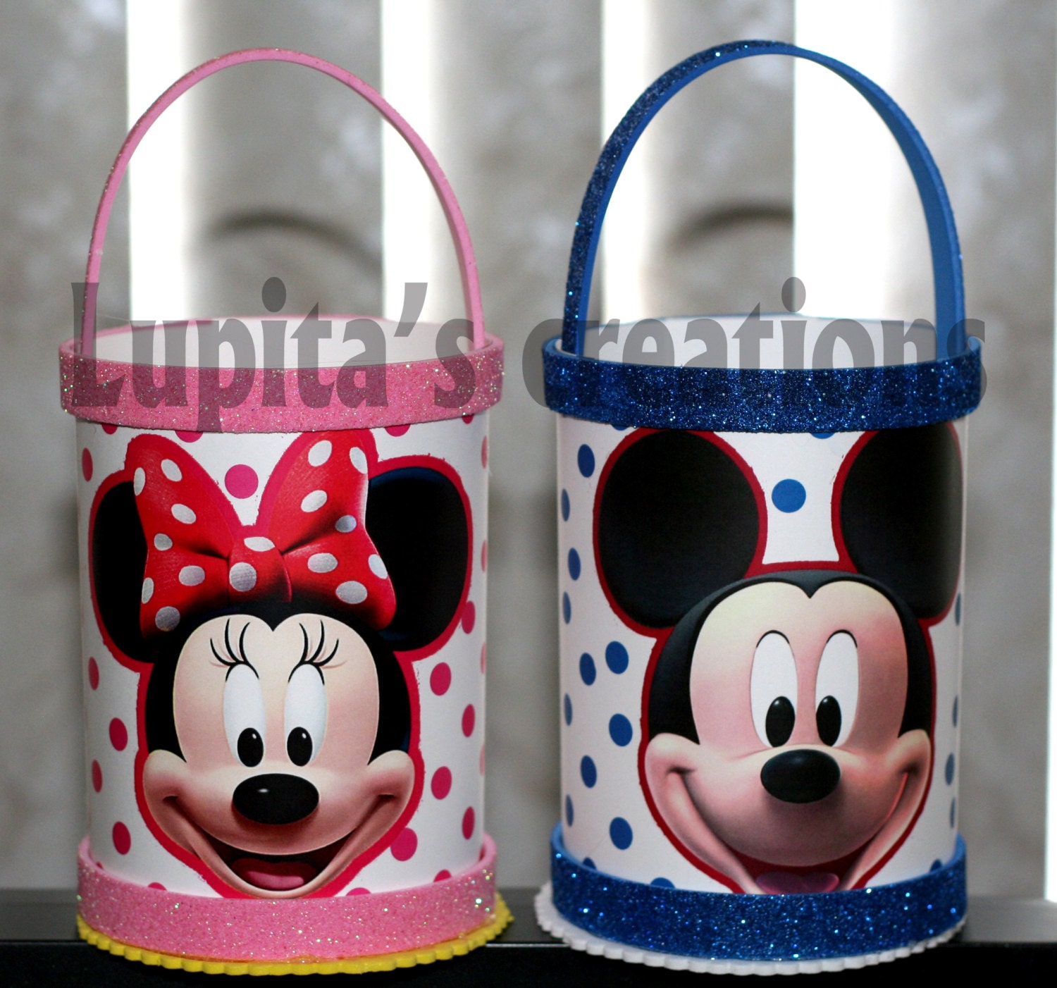 this is a set od 8 gooodie bags Minnie AND MIckey mouse birthday party favor goodie bags
