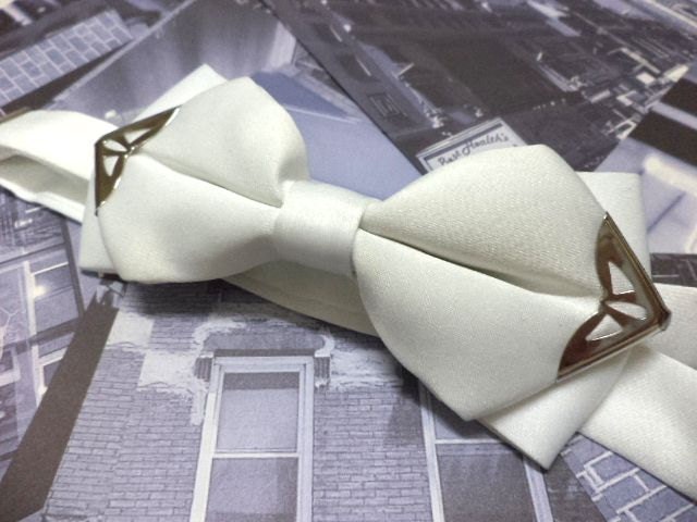 White bowtie with silver colour metal tips, mens bow tie, Wedding, groom, groomsmen, steampunk, party, pointed pre-tied bow tie