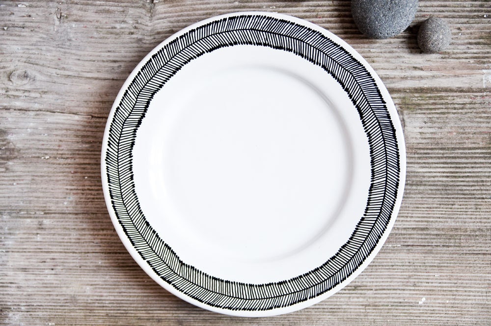 Hand-painted plate "somewhat angular", black and white