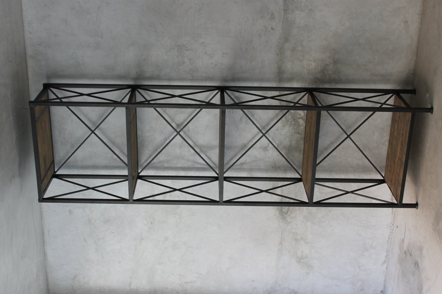 Estantero de madera con acero