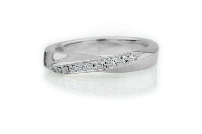 Twist Palladium and Diamond Wedding Band. Diamond Ring. Palladium Ring. Pavé setting. Twisted.