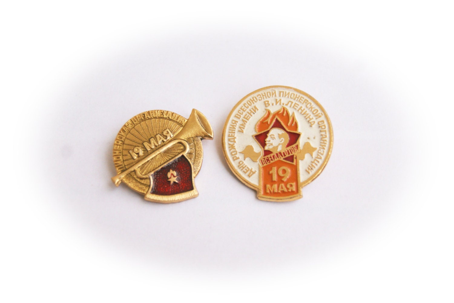 Vintage USSR soviet Pin - 19 May - birthday of pioneers organization with lenin and trumpet
