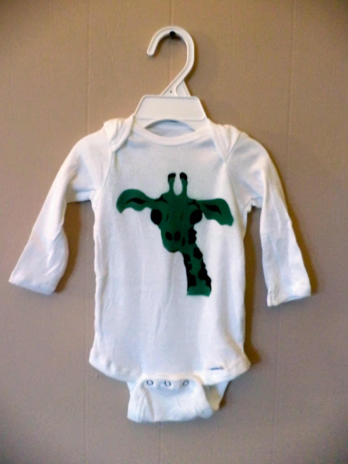 SALE--  Cute Giraffe Airbrushed Design Green and chocolate long sleeve baby onesie 6-9 months 100% cotton baby animal graphic baby bodysuit