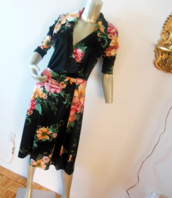 Beautiful 1970 floral wrap dress - RondeursDelices