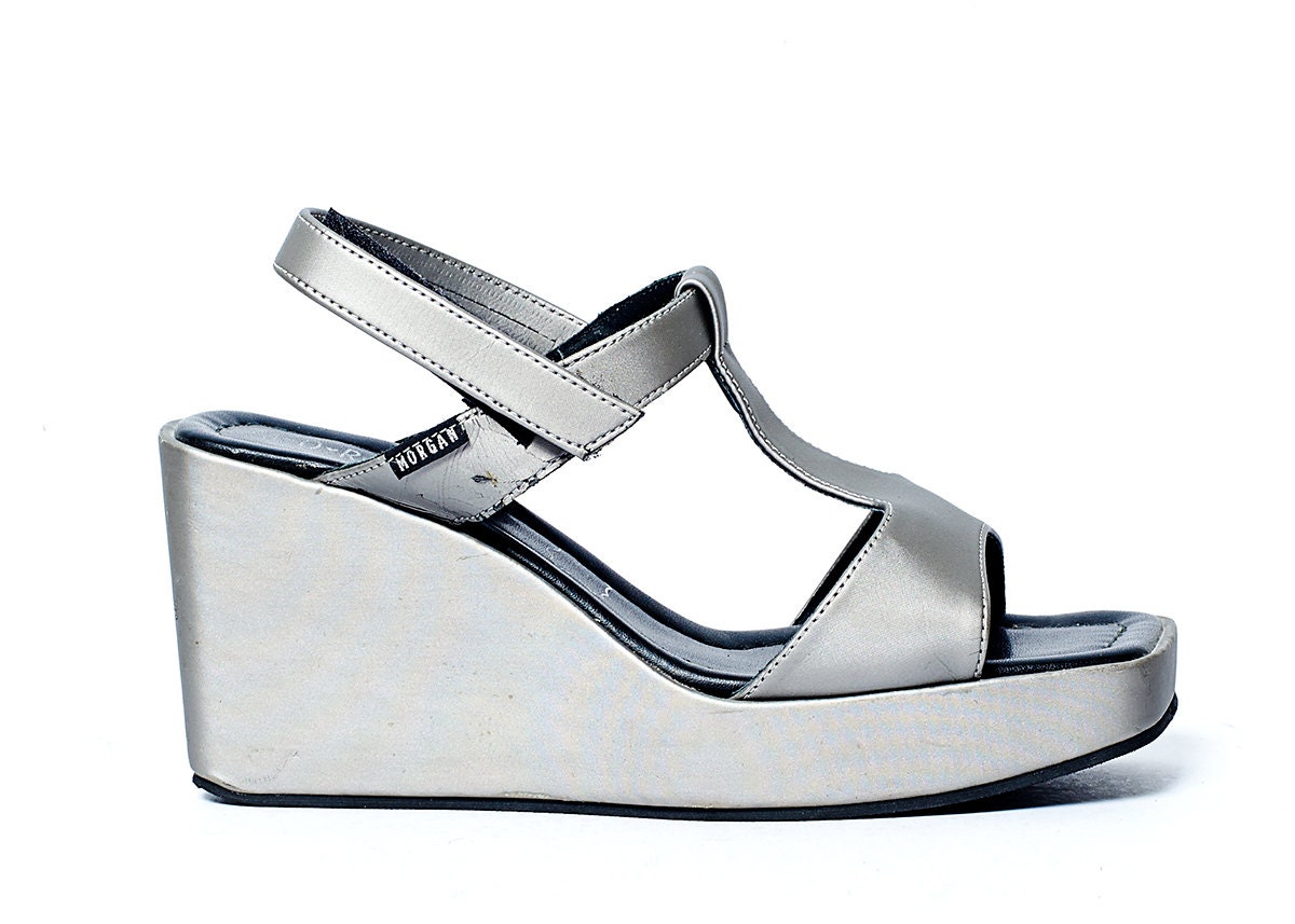 x / / Silver T-Strap Sandals AS IS / / x