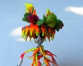 Miniatura de Catrina con vestido rosa en papel maché pintada a mano