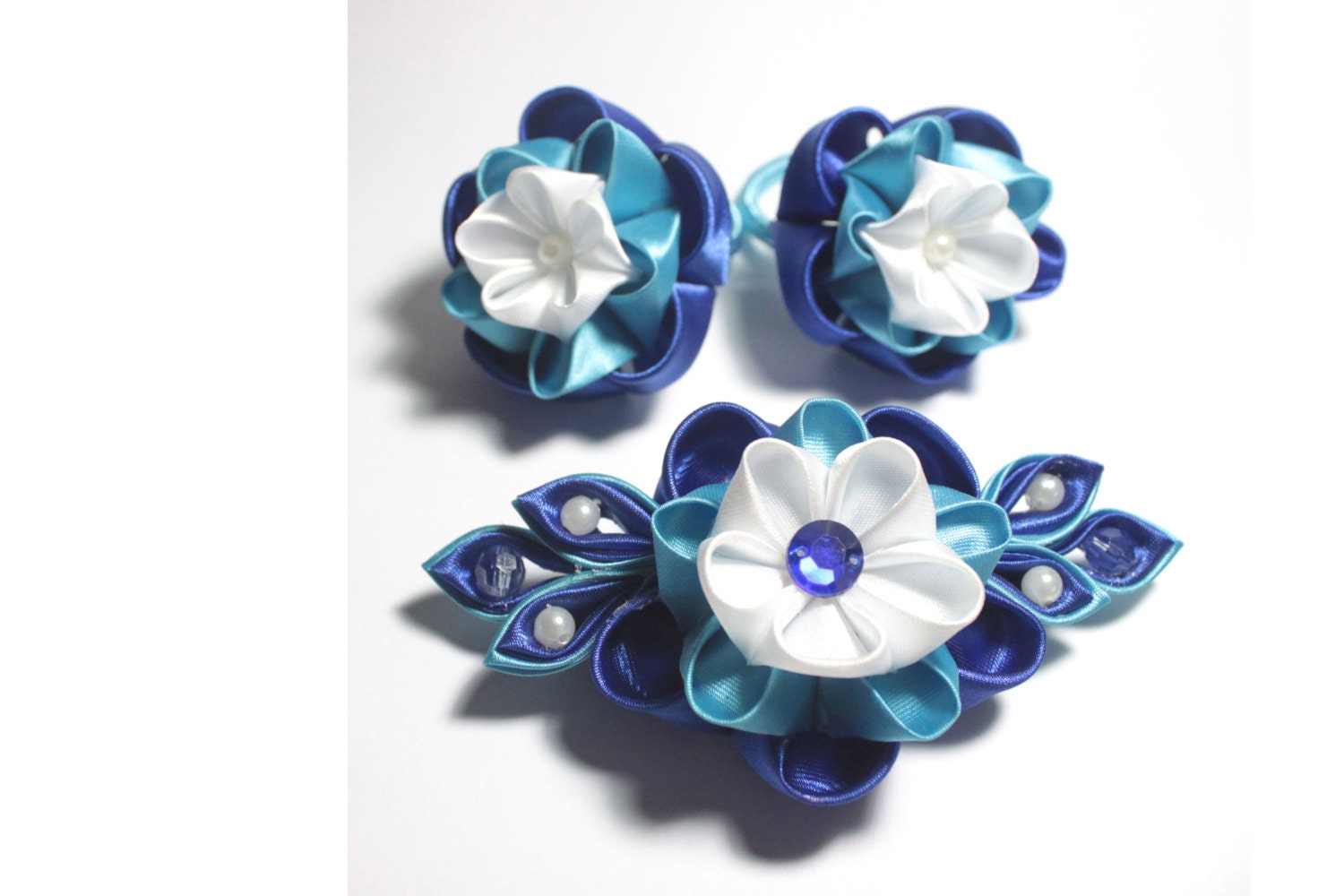FREE SHIPPING. Set of 3 pieces. Kanzashi fabric flowers. Blue and white. Berrette. Ponytail. Clip. Girl clip. Woman berrette.