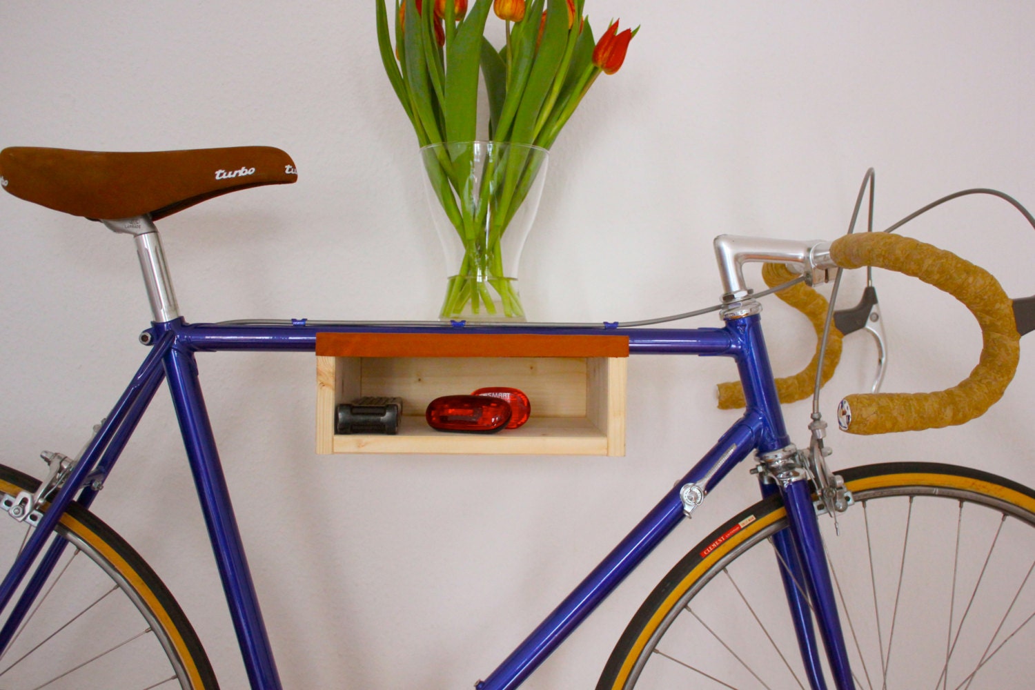 Der Leather Bike Shelf ist eine neuartige Wandhalterung für dein Fahrrad (Rennrad Fixie)