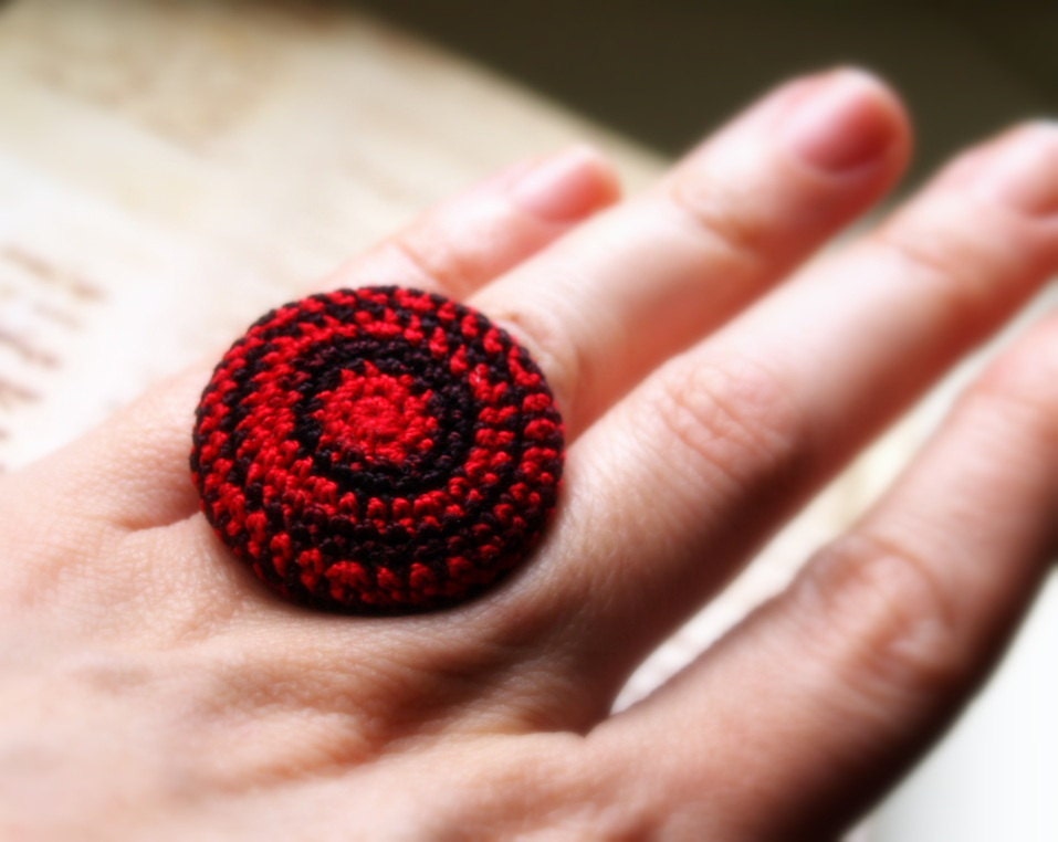 Rockabilly black and red crocheted button ring - Adjustable size - Spring Summer Collection