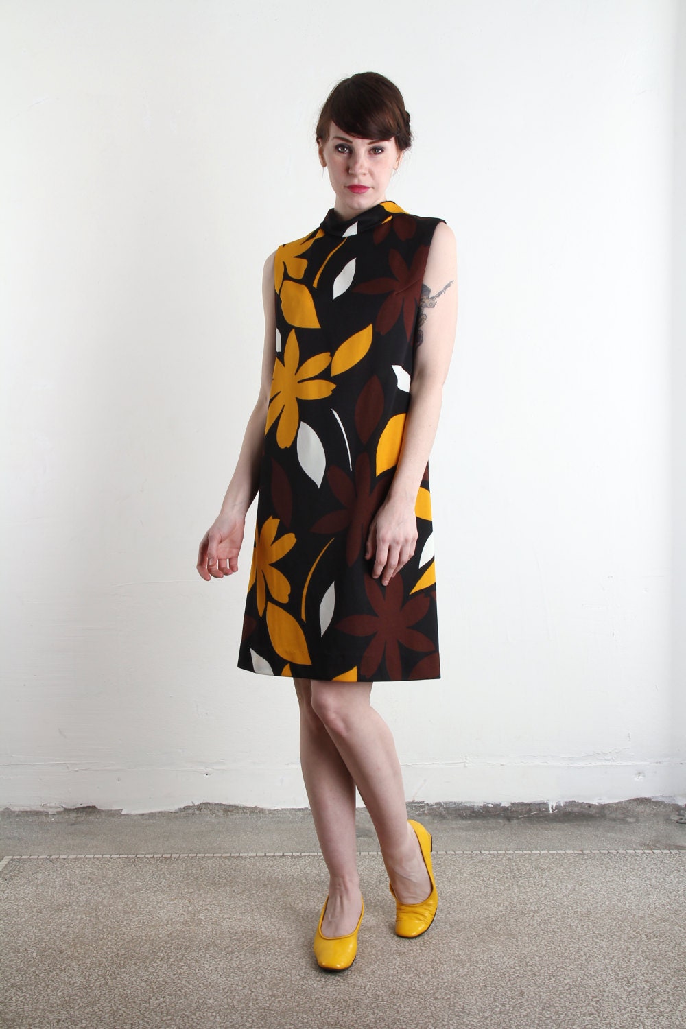 Vintage Shift Dress . 1960s Black and Yellow Floral . 60s LBD