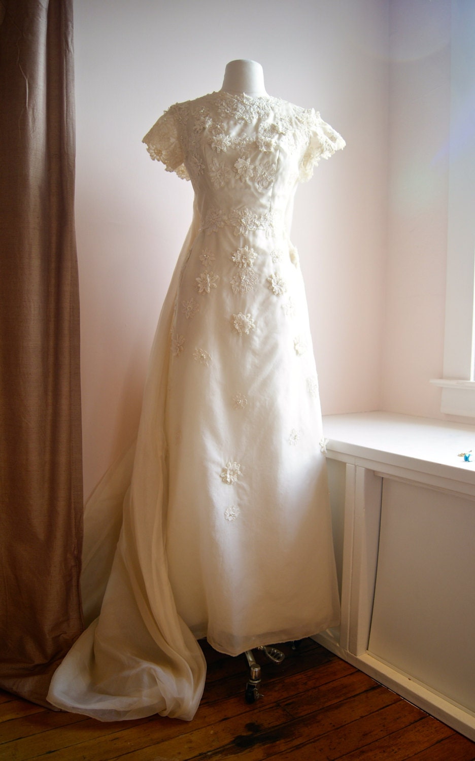 60s Wedding Dress / Vintage 1960s Cap Sleeve Silk Organza and Alençon Lace Wedding Dress with Detachable Train by Priscilla of Boston Size S